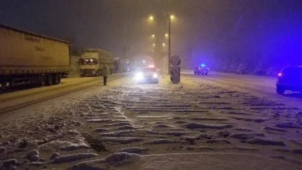 Kütahya'da kar, ulaşımı aksattı Kütahya'da kar, ulaşımı aksattı