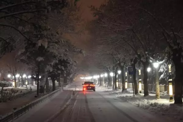 Kütahya'da kar, ulaşımı aksattı Kütahya'da kar, ulaşımı aksattı