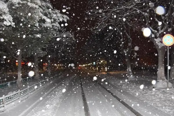 Kütahya'da kar, ulaşımı aksattı Kütahya'da kar, ulaşımı aksattı