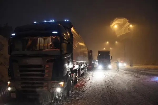 Kütahya'da kar, ulaşımı aksattı Kütahya'da kar, ulaşımı aksattı