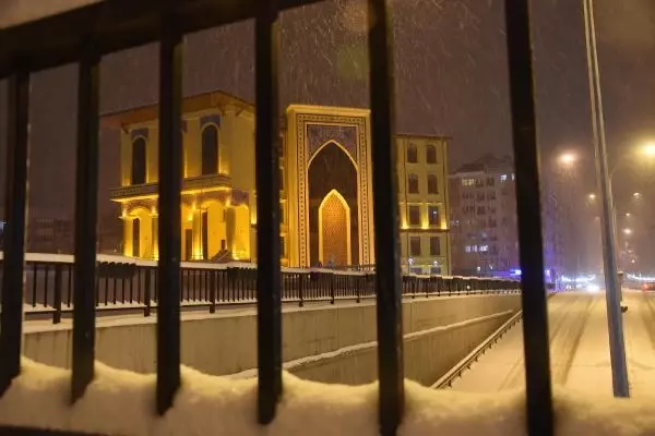 Kütahya'da kar, ulaşımı aksattı Kütahya'da kar, ulaşımı aksattı