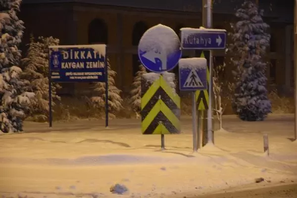 Kütahya'da kar, ulaşımı aksattı Kütahya'da kar, ulaşımı aksattı