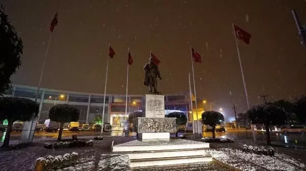 Manisa'da kar yağışını gören sokağa çıktı, yaban hayvanlarına yiyecek bırakıldı Manisa'da kar yağışını gören sokağa çıktı, yaban hayvanlarına yiyecek bırakıldı