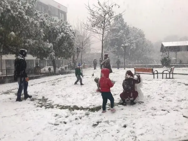 Manisa'da kar yağışını gören sokağa çıktı, yaban hayvanlarına yiyecek bırakıldı Manisa'da kar yağışını gören sokağa çıktı, yaban hayvanlarına yiyecek bırakıldı