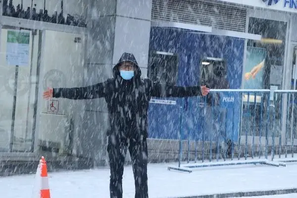 Manisa'da kar yağışını gören sokağa çıktı, yaban hayvanlarına yiyecek bırakıldı Manisa'da kar yağışını gören sokağa çıktı, yaban hayvanlarına yiyecek bırakıldı