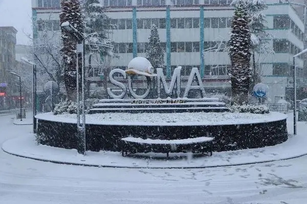 Manisa'da kar yağışını gören sokağa çıktı, yaban hayvanlarına yiyecek bırakıldı Manisa'da kar yağışını gören sokağa çıktı, yaban hayvanlarına yiyecek bırakıldı