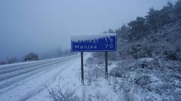 Manisa'da kar yağışını gören sokağa çıktı, yaban hayvanlarına yiyecek bırakıldı Manisa'da kar yağışını gören sokağa çıktı, yaban hayvanlarına yiyecek bırakıldı