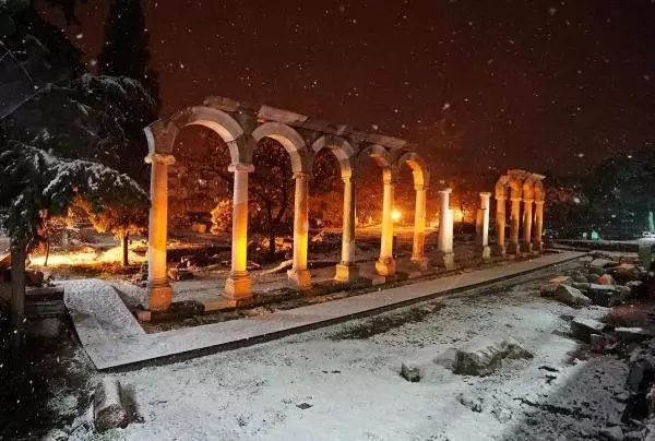 Manisa'da kar yağışını gören sokağa çıktı, yaban hayvanlarına yiyecek bırakıldı Manisa'da kar yağışını gören sokağa çıktı, yaban hayvanlarına yiyecek bırakıldı