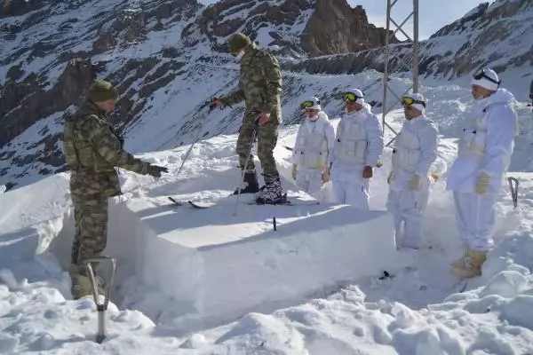 Mehmetçik, Hakkari'de çığ eğitimi yaptı Mehmetçik, Hakkari'de çığ eğitimi yaptı
