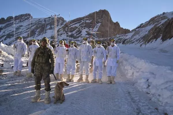 Mehmetçik, Hakkari'de çığ eğitimi yaptı Mehmetçik, Hakkari'de çığ eğitimi yaptı