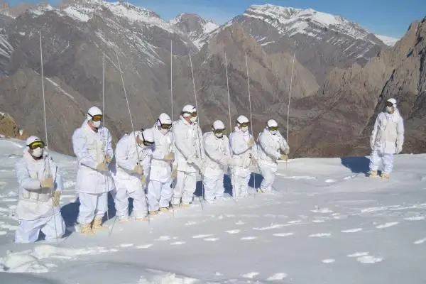 Mehmetçik, Hakkari'de çığ eğitimi yaptı Mehmetçik, Hakkari'de çığ eğitimi yaptı