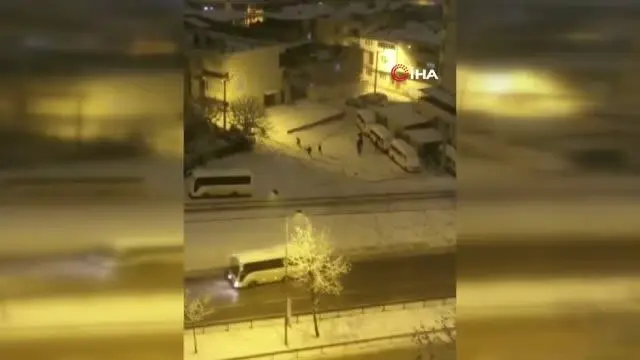 Minibüse kar topu atan gençler şoför geri manevra yapınca böyle kaçtı Minibüse kar topu atan gençler şoför geri manevra yapınca böyle kaçtı