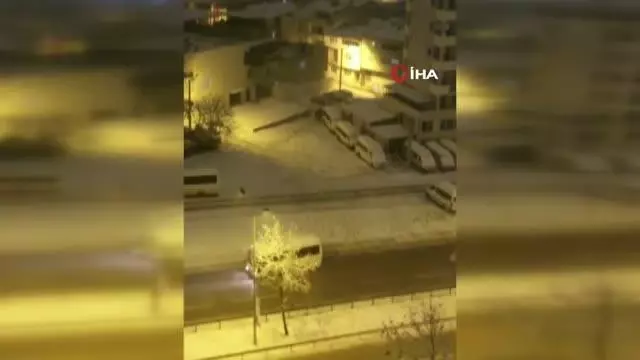 Minibüse kar topu atan gençler şoför geri manevra yapınca böyle kaçtı Minibüse kar topu atan gençler şoför geri manevra yapınca böyle kaçtı