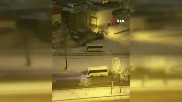 Minibüse kar topu atan gençler şoför geri manevra yapınca böyle kaçtı Minibüse kar topu atan gençler şoför geri manevra yapınca böyle kaçtı