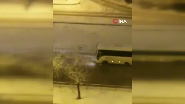 Minibüse kar topu atan gençler şoför geri manevra yapınca böyle kaçtı Minibüse kar topu atan gençler şoför geri manevra yapınca böyle kaçtı