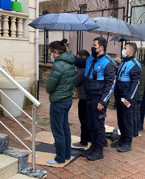 Namaz kılanların ıslanmaması için şemsiye tutan zabıtalar ödüllendirildi Namaz kılanların ıslanmaması için şemsiye tutan zabıtalar ödüllendirildi
