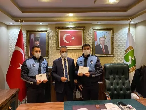 Namaz kılanların ıslanmaması için şemsiye tutan zabıtalar ödüllendirildi Namaz kılanların ıslanmaması için şemsiye tutan zabıtalar ödüllendirildi