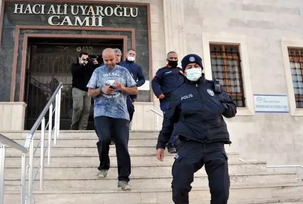 Namaz kılmak için girdiği camide mahsur kaldı Namaz kılmak için girdiği camide mahsur kaldı