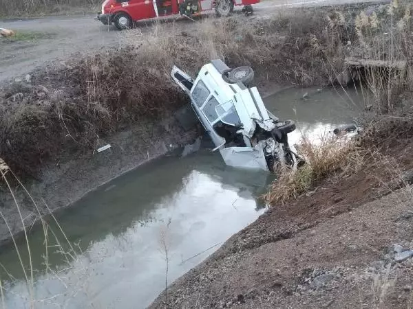 Son dakika haberleri... Otomobil su kanalına uçtu: 1 ölü, 1 yaralı Son dakika haberleri... Otomobil su kanalına uçtu: 1 ölü, 1 yaralı