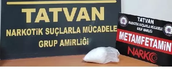 Otomobilde 962 gram uyuşturucu ile yakalandı Otomobilde 962 gram uyuşturucu ile yakalandı