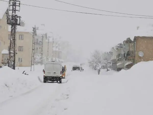 Tunceli'nin Ovacık ilçesinde kar kalınlığı 1,5 metreyi buldu! Ev ve araçlar kardan görünmez hale geldi Tunceli'nin Ovacık ilçesinde kar kalınlığı 1,5 metreyi buldu! Ev ve araçlar kardan görünmez hale geldi