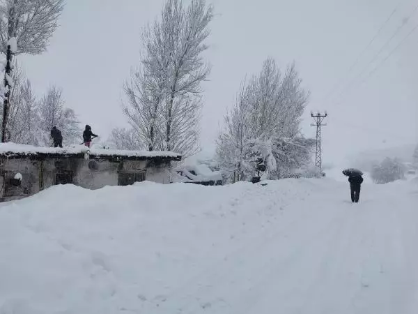 Tunceli'nin Ovacık ilçesinde kar kalınlığı 1,5 metreyi buldu! Ev ve araçlar kardan görünmez hale geldi Tunceli'nin Ovacık ilçesinde kar kalınlığı 1,5 metreyi buldu! Ev ve araçlar kardan görünmez hale geldi