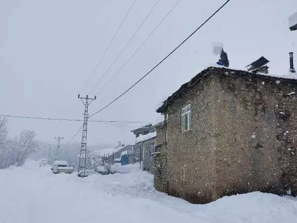Tunceli'nin Ovacık ilçesinde kar kalınlığı 1,5 metreyi buldu! Ev ve araçlar kardan görünmez hale geldi Tunceli'nin Ovacık ilçesinde kar kalınlığı 1,5 metreyi buldu! Ev ve araçlar kardan görünmez hale geldi