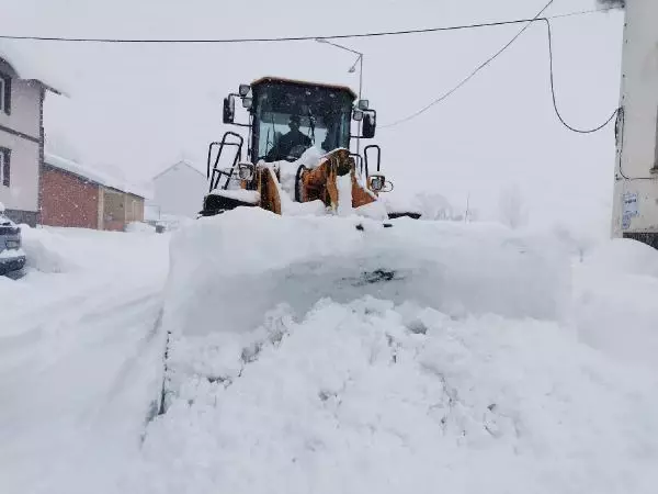Tunceli'nin Ovacık ilçesinde kar kalınlığı 1,5 metreyi buldu! Ev ve araçlar kardan görünmez hale geldi Tunceli'nin Ovacık ilçesinde kar kalınlığı 1,5 metreyi buldu! Ev ve araçlar kardan görünmez hale geldi
