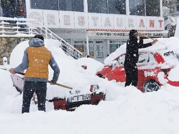Tunceli'nin Ovacık ilçesinde kar kalınlığı 1,5 metreyi buldu! Ev ve araçlar kardan görünmez hale geldi Tunceli'nin Ovacık ilçesinde kar kalınlığı 1,5 metreyi buldu! Ev ve araçlar kardan görünmez hale geldi