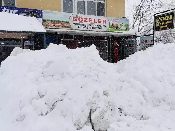 Tunceli'nin Ovacık ilçesinde kar kalınlığı 1,5 metreyi buldu! Ev ve araçlar kardan görünmez hale geldi Tunceli'nin Ovacık ilçesinde kar kalınlığı 1,5 metreyi buldu! Ev ve araçlar kardan görünmez hale geldi