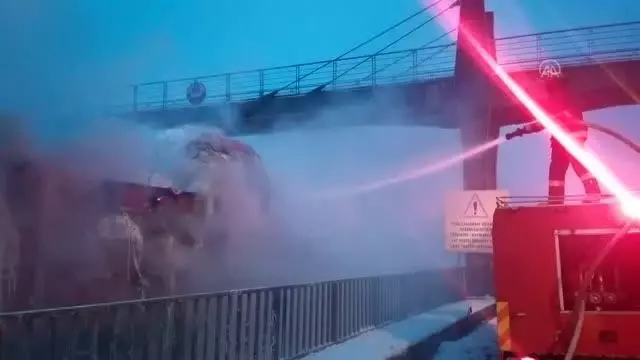 Son dakika haberi! Pamuk yüklü kamyonda çıkan yangın söndürüldü Son dakika haberi! Pamuk yüklü kamyonda çıkan yangın söndürüldü