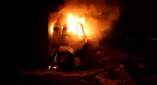 Açık otoparkta park halindeki nakliye kamyonu yandı (2) Açık otoparkta park halindeki nakliye kamyonu yandı (2)