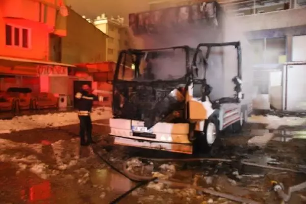 Açık otoparkta park halindeki nakliye kamyonu yandı (2) Açık otoparkta park halindeki nakliye kamyonu yandı (2)