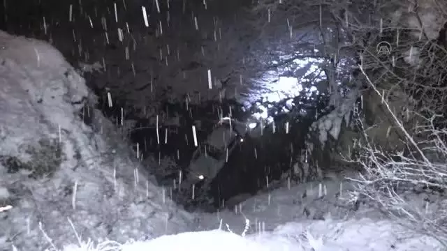 Pikap şarampole devrildi: 6 yaralı Pikap şarampole devrildi: 6 yaralı
