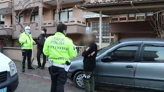Polisten kaçarken kazaya karışan ehliyetsiz sürücü yakalandı Polisten kaçarken kazaya karışan ehliyetsiz sürücü yakalandı