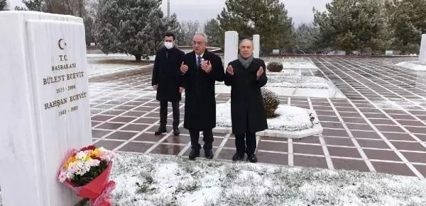 Rahşan Ecevit, mezarı başında anıldı Rahşan Ecevit, mezarı başında anıldı