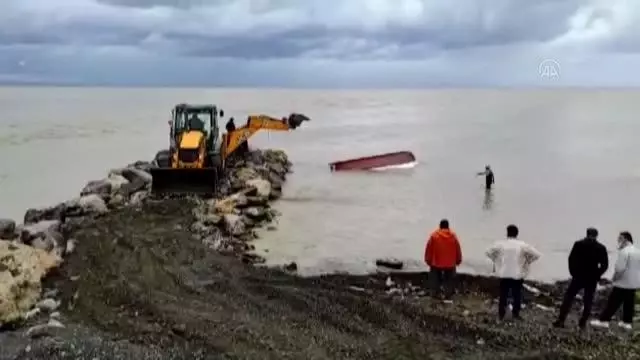Sağanağın ardından Zilli Çayı'nda tekneler alabora oldu Sağanağın ardından Zilli Çayı'nda tekneler alabora oldu