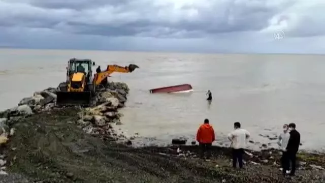 Sağanağın ardından Zilli Çayı'nda tekneler alabora oldu Sağanağın ardından Zilli Çayı'nda tekneler alabora oldu