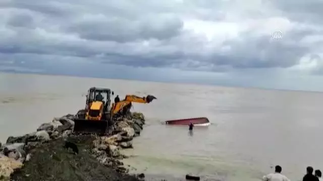Sağanağın ardından Zilli Çayı'nda tekneler alabora oldu Sağanağın ardından Zilli Çayı'nda tekneler alabora oldu