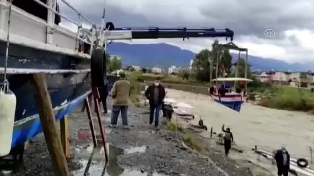 Sağanağın ardından Zilli Çayı'nda tekneler alabora oldu Sağanağın ardından Zilli Çayı'nda tekneler alabora oldu