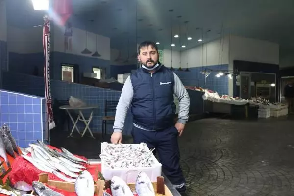 Samsun'da kısıtlamada balık satışı sürüyor Samsun'da kısıtlamada balık satışı sürüyor