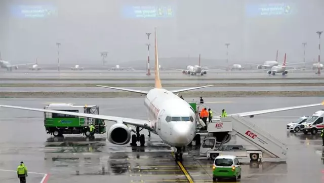 Samsun'dan gelen uçak, bilinç kaybı yaşayan yolcudan dolayı acil iniş yaptı Samsun'dan gelen uçak, bilinç kaybı yaşayan yolcudan dolayı acil iniş yaptı