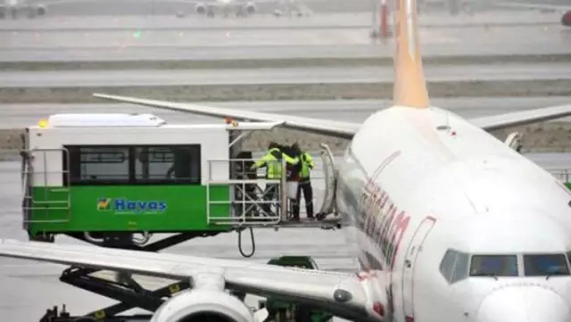 Samsun-İstanbul uçağı, bilinç kaybı yaşayan yolcudan dolayı acil iniş yaptı Samsun-İstanbul uçağı, bilinç kaybı yaşayan yolcudan dolayı acil iniş yaptı