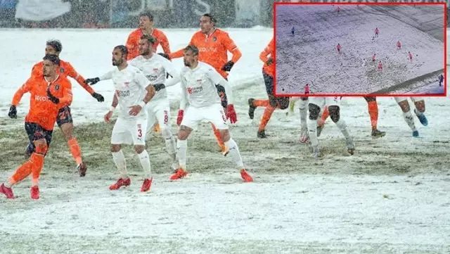 Sivasspor'un karda oynanan Başakşehir maçında sahaya beyaz formayla çıkması dünya gündeminde Sivasspor'un karda oynanan Başakşehir maçında sahaya beyaz formayla çıkması dünya gündeminde