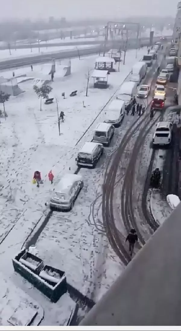 Sokağa çıkma kısıtlamasında kartopu oynayan çocuklar polisten böyle kaçtı Sokağa çıkma kısıtlamasında kartopu oynayan çocuklar polisten böyle kaçtı