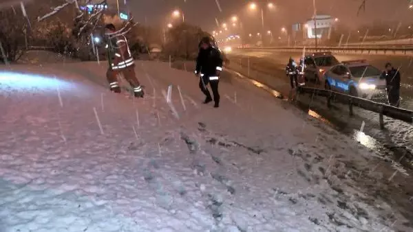 TEM'de kaza yapan aracın sürücüsünü bulmak için seferber oldular TEM'de kaza yapan aracın sürücüsünü bulmak için seferber oldular