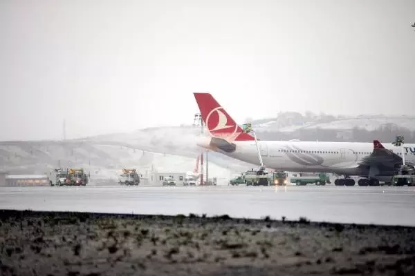 THY, 3 günde 125 uçağa de-icing işlemi uyguladı THY, 3 günde 125 uçağa de-icing işlemi uyguladı