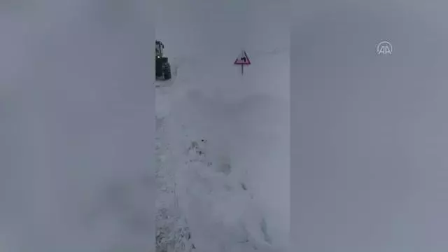 Tipide mahsur kalan ÇEDAŞ ekiplerinin imdadına karla mücadele ekipleri yetişti Tipide mahsur kalan ÇEDAŞ ekiplerinin imdadına karla mücadele ekipleri yetişti