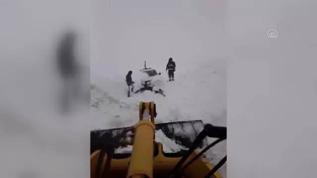 Tipide mahsur kalan ÇEDAŞ ekiplerinin imdadına karla mücadele ekipleri yetişti Tipide mahsur kalan ÇEDAŞ ekiplerinin imdadına karla mücadele ekipleri yetişti