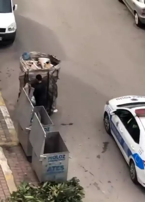 Trafik polisleri, kumanyalarını kağıt toplayıcısına verdi Trafik polisleri, kumanyalarını kağıt toplayıcısına verdi